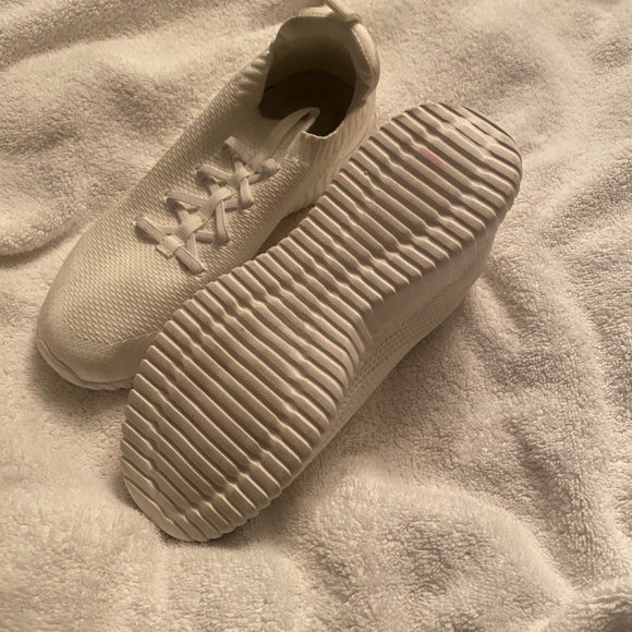 White pull on nurse/ lab shoes size 37 - Picture 3 of 4
